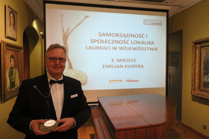 Dr Emilian Kudyba z pamiątkową statuetką
