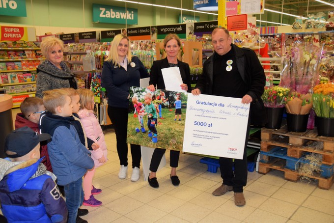 Czek odebrał prezes Łomżyńskiego Stowarzyszenia Zdrowie i Trzeźwość (fot.zit.lomza.pl)