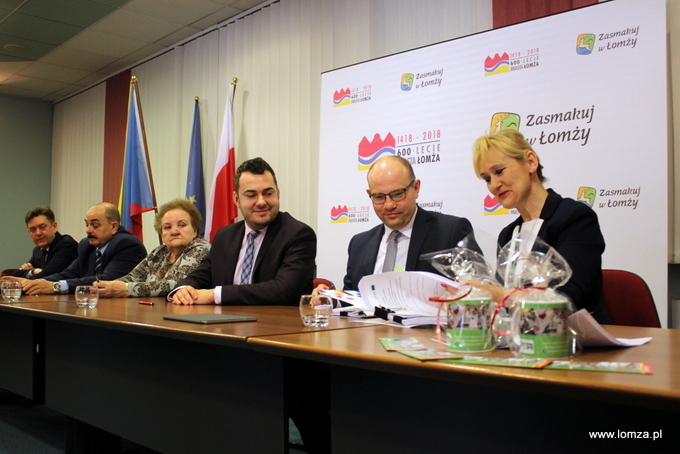 Podpisanie umów odbyło się w sali konferencyjnej Urzędu Miejskiego w Łomży