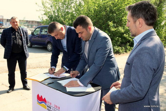podpisanie umowy na budowę ulicy Kolejowej