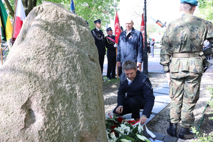 w imieniu władz Łomży kwiaty złożyli zastępca prezydenta Andrzej Garlicki i radny Wojciech Michalak