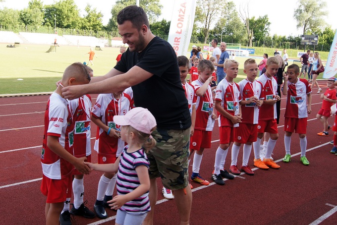 Prezydent Łomży Mariusz Chrzanowski dekoruje młodych piłkarzy z rocznika 2009, wicemistrzów województwa podlaskiego (fot. MŁKS)