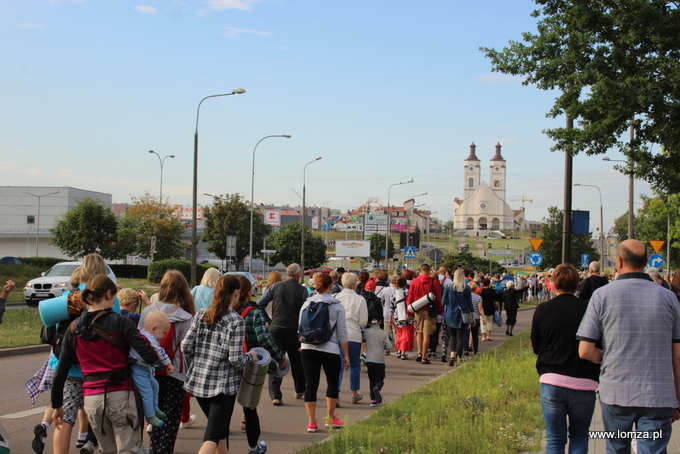 Pielgrzymi zmierzający ulicą Zawadzką