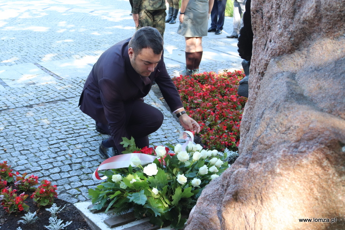 w imieniu mieszkańców Łomży kwiaty złożył prezydent Mariusz Chrzanowski