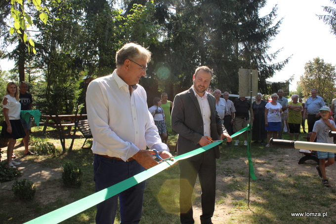 Uroczystego przecięcia wstęgi w imieniu prezydenta Łomży dokonał Grzegorz Daniluk, kierownik Kancelarii Prezydenta Miasta. Obok Zbigniew Bronowicz, prezes ROD im. Jakuba Wagi