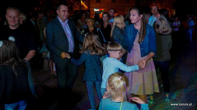 Prezydent Łomży Mariusz Chrzanowski z rodziną bawił się na Starym Rynku