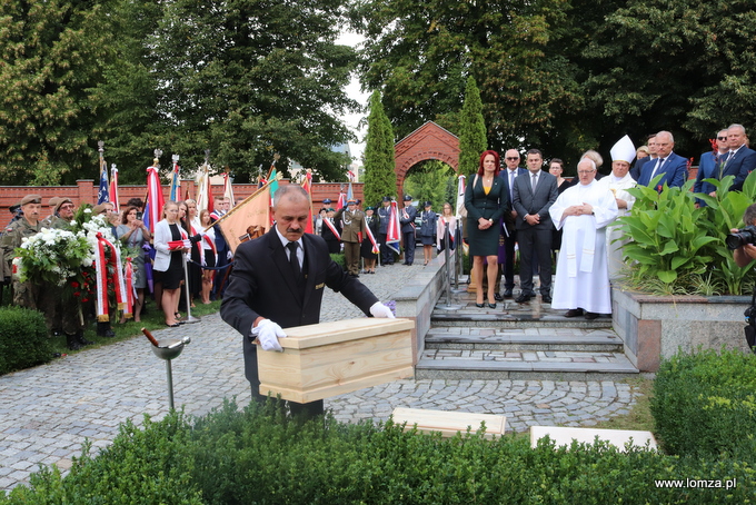 Uroczysty pochówek ekshumowanych żołnierzy, walczących w obronie Łomży i ziemi łomżyńskiej