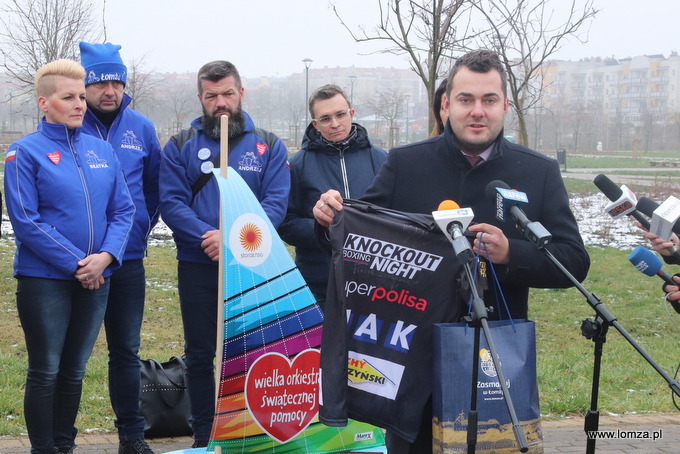 prezydent Łomży Mariusz Chrzanowski prezentuje koszulkę z podpisami Krzysztofa "Diablo" Włodarczyka i Fiodora Czerkaszyna, przekazaną na licytację WOŚP