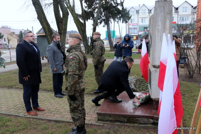 prezydent Mariusz Chrzanowski złożył kwiaty w towarzystwie swojego zastępcy Andrzej Garlickiego oraz wiceprzewodniczącego Rady Miejskiej Macieja Borysewicza