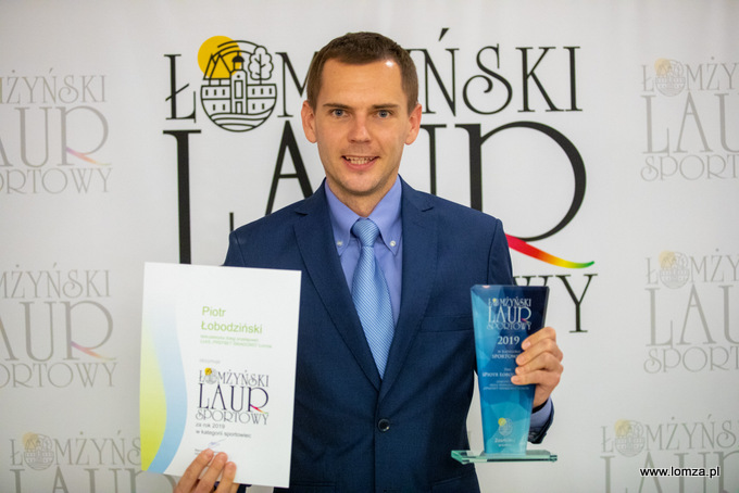 Piotr Łobodziński z Łomżyńskim Laurem Sportowym w kategorii SPORTOWIEC