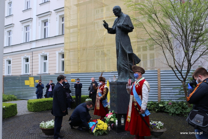 w imieniu władz Łomży kwiaty złożyli prezydent Mariusz Chrzanowski i jego zastępca Andrzej Garlicki