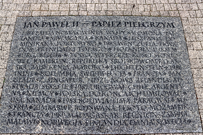 płyty z wymienionymi pielgrzymkami papieża po świecie w parku Jana Pawła II 