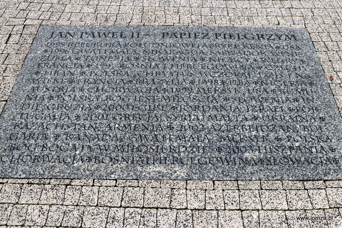 płyty z wymienionymi pielgrzymkami papieża po świecie w parku Jana Pawła II 