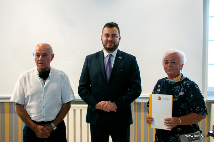 prezydent ze zwycięzcami konkursu "Piękno mojej działki" Danutą i Markiem Palińskimi