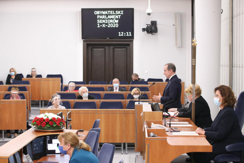 Sala obrad – po prawej Tomasz Grodzki Marszałek Senatu RP; Krystyna Lewkowicz Przewodnicząca Prezydium OPS; Małgorzata Kidawa Błońska Wicemarszałek Sejmu RP; fot. Michał Józefaciuk – Kancelaria Senatu