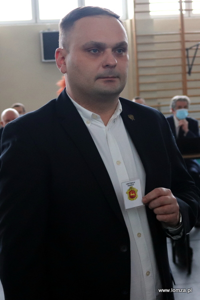 radny Marcin Dębek z legitymacją radnego Rady Miejskiej Łomży