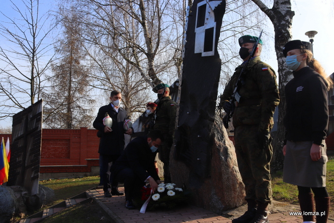 przed pomnikiem Ofiar Katastrofy Smoleńskiej kwiaty składają władze Łomży