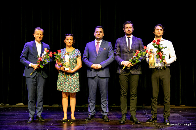 prezydent Mariusz Chrzanowski w towarzystwie laureatów nagród kultury