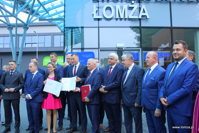 w Łomży podpisano umowę na opracowanie studium wykonalności linii kolejowej Ostrołęka - Łomża - Giżycko w ramach Centralnego Portu Komunikacyjnego