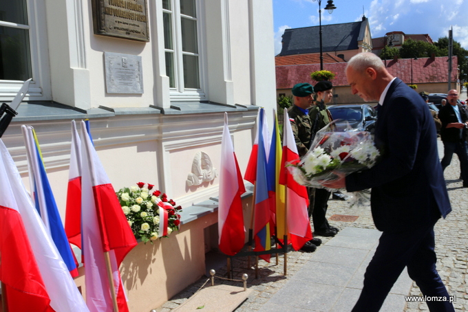 złożenie kwiatów przed tablicą Marszałka Józefa Piłsudskiego 