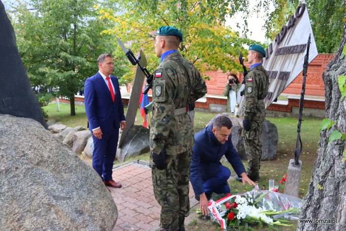 w miejscach poświęconych pamięci Sybiraków kwiaty złożyły m.in. władze Łomży na czele z prezydentem Mariuszem Chrzanowskim