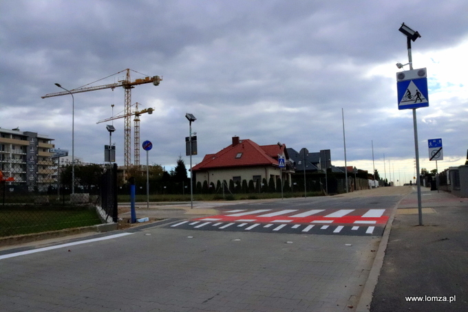 wyniesione przejście dla pieszych wraz z oznakowaniem aktywnym na ul. Bursztynowej
