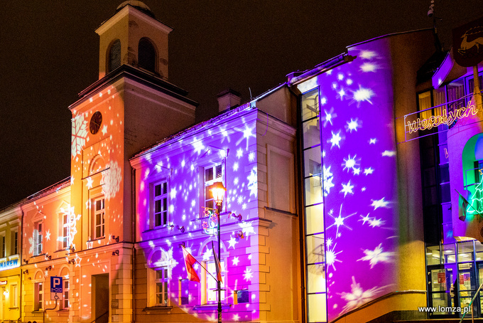 łomżyński Ratusz w świątecznej iluminacji świetlnej, fot. Kamil Brzostowski