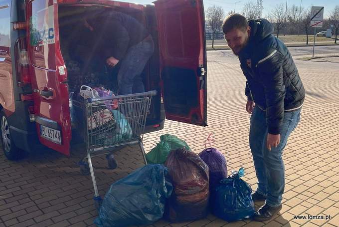 przygotowanie artykułów dla uchodźców do transportu 