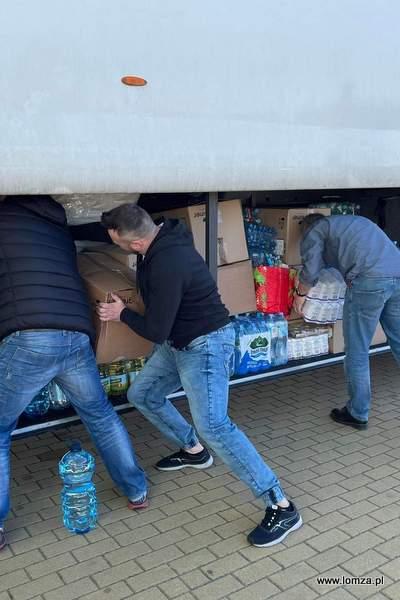 przygotowanie artykułów dla uchodźców do transportu 