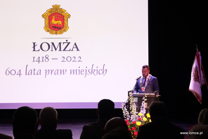prezydent Łomży Mariusz Chrzanowski w trakcie okolicznościowego wystąpienia