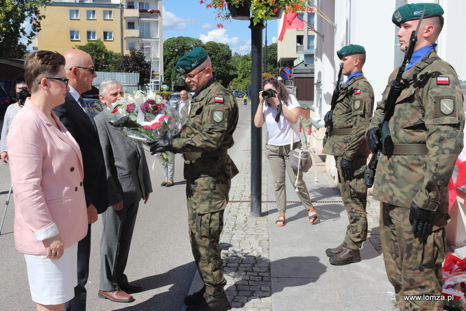 władze powiatu łomżyńskiego składają kwiaty przed tablicą Marszałka Józefa Piłsudskiego znajdującą się na Domku Pastora