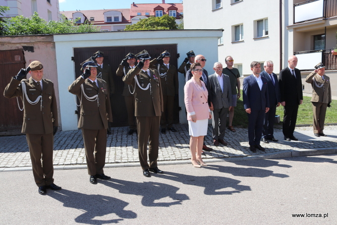 złożenie kwiatów przed tablicą Marszałka Józefa Piłsudskiego znajdującą się na Domku Pastora