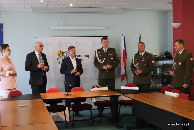 toast lampką szampana za bezpieczeństwo naszego kraju i pomyślność polskiego żołnierza