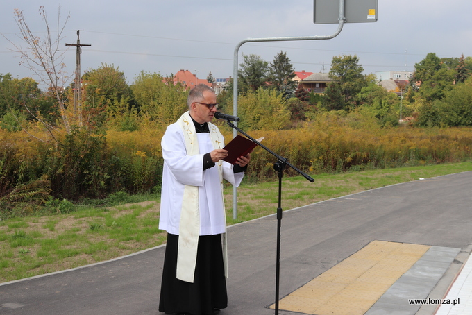 nowe ulice pobłogosławił ksiądz Jacek Czaplicki, proboszcz parafii pw. Miłosierdzia Bożego w Łomży