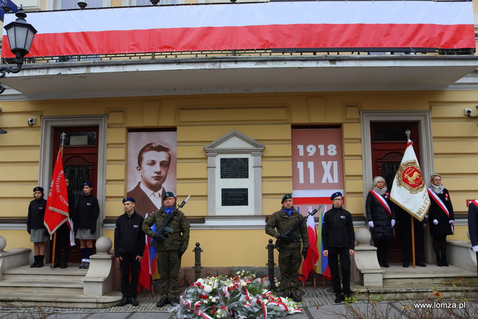 główne uroczystości łomżyńskich obchodów Narodowego Święta Niepodległości odbyły się na ulicy Sienkiewicza przed tablicą pamiątkową poświęconą Leonowi Kaliwodzie