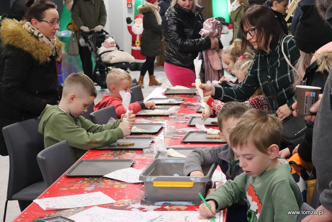 Jarmark Bożonarodzeniowy "Zasmakuj w Łomży" - dekoracja pierników w Hali Kultury