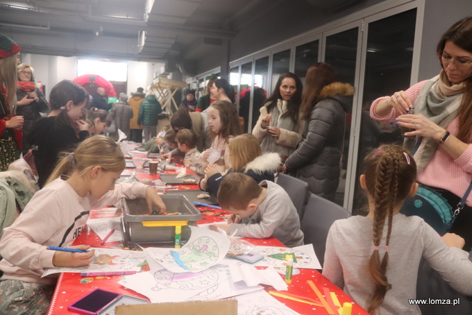 Jarmark Bożonarodzeniowy "Zasmakuj w Łomży" - dekoracja pierników w Hali Kultury