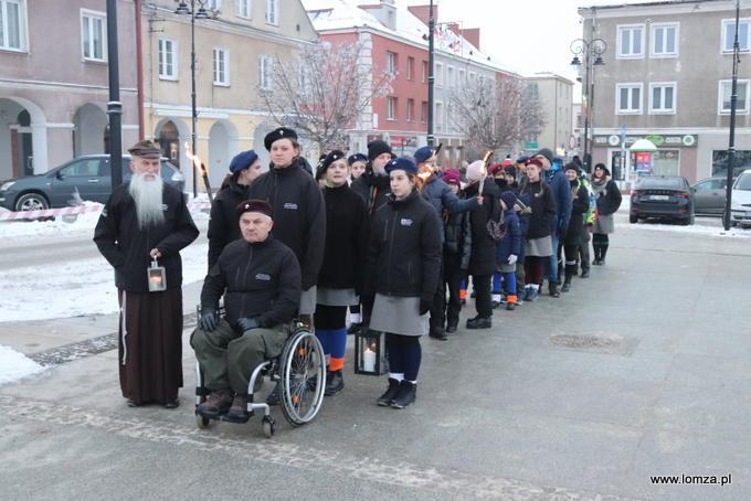 przekazanie Betlejemskiego Światła Pokoju przez harcerzy
