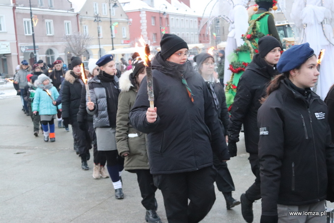 przekazanie Betlejemskiego Światła Pokoju przez harcerzy