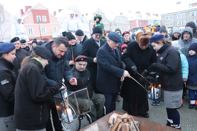 przekazanie Betlejemskiego Światła Pokoju przez harcerzy