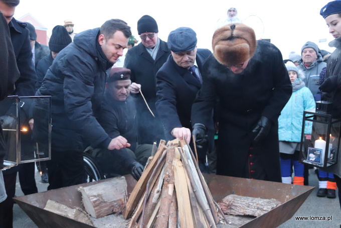 przekazanie Betlejemskiego Światła Pokoju przez harcerzy