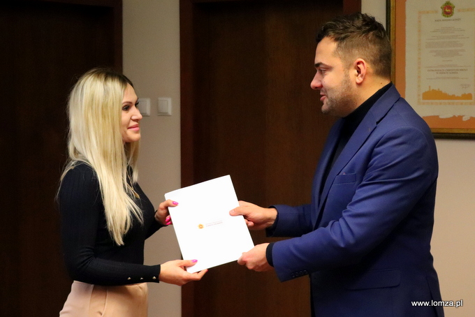 Justyna Adamowicz z siłowni Best Gym Al. Legionów i prezydent Łomży Mariusz Chrzanowski