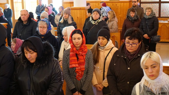 Wierni podczas Boskiej Liturgii w 2022 roku (fot. archiwum xlomza.pl)l