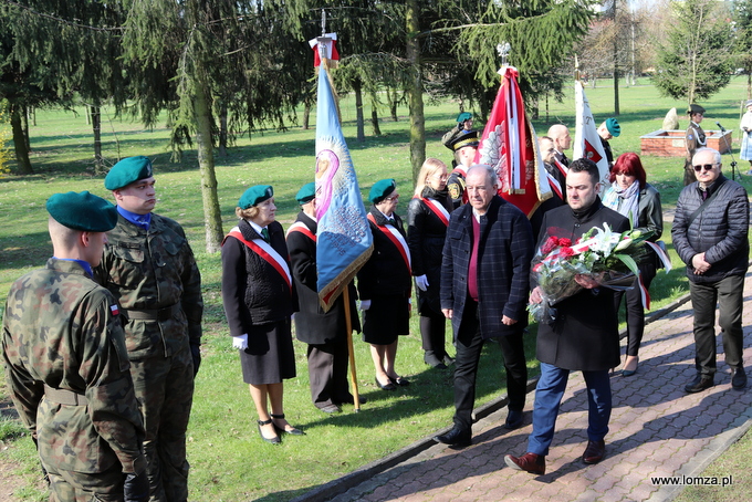 w imieniu władz Łomży kwiaty złożył prezydent Mariusz Chrzanowski z radnymi Andrzejem Grzymałą, Marianną Jóskowiak i Tadeuszem Kowalewskim