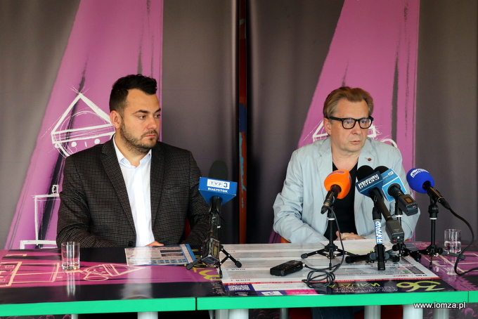 prezydent Łomży Mariusz Chrzanowski oraz Jarosław Antoniuk dyrektor Teatru Lalki i Aktora