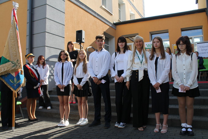 Dyrektor Bogumiła Olbryś wraz z młodzieżą "Wety"