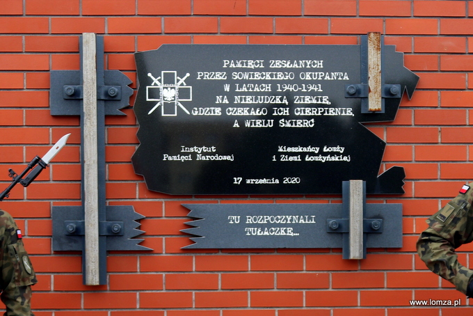 tablica "Pamięci Zesłanych przez sowieckiego okupanta w latach 1940-1941 na nieludzką ziemię"