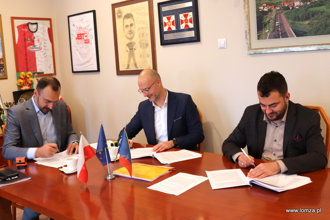 podpisanie umowy na dokończenie budowy nowej sali sportowej przy Szkole Podstawowej nr 5 -	signing of the contract for the completion of the new sports hall at Primary School no. 5