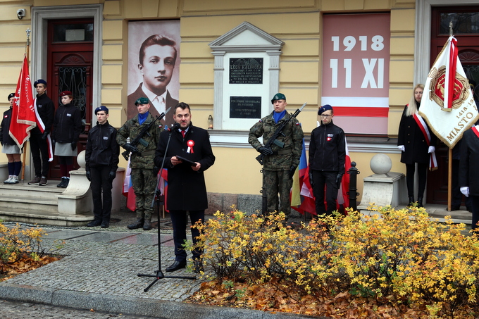 w imieniu organizatorów łomżyńskich obchodów Święta Niepodległości głos zabrał prezydent Łomży Mariusz Chrzanowski