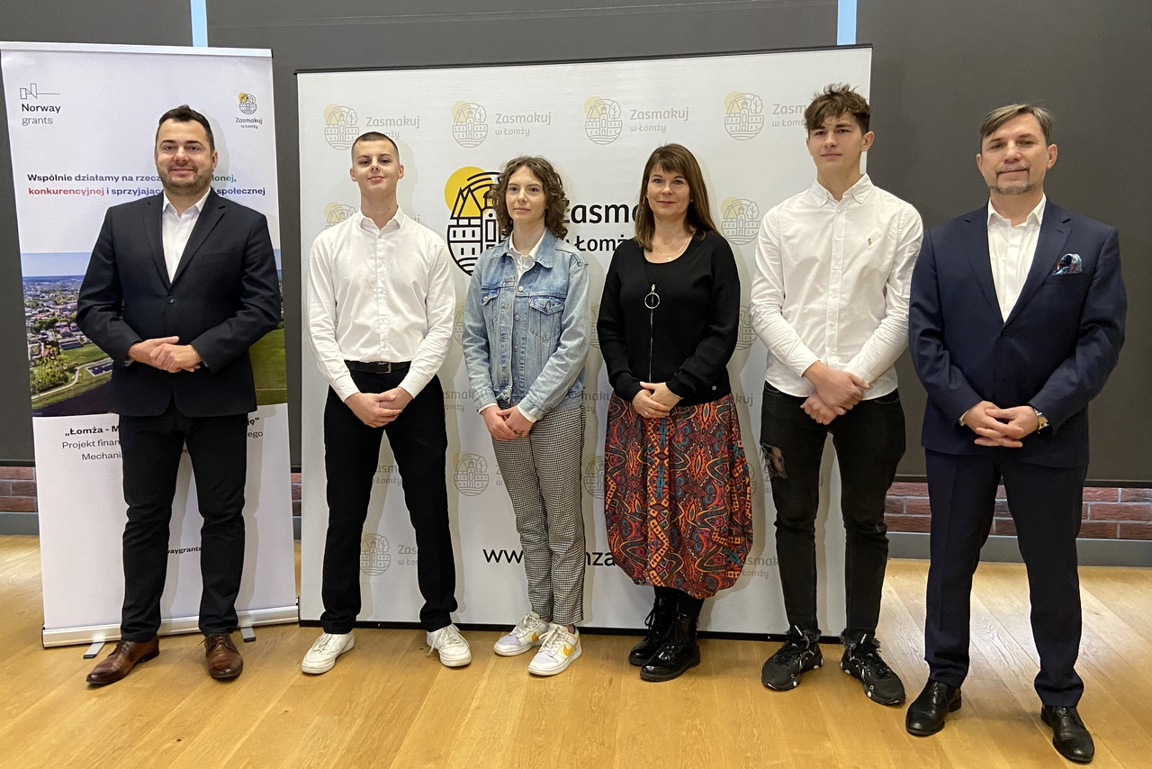 prezydent Mariusz Chrzanowski, Emil Kulka (II LO), Paulina Gralińska (II LO), nauczycielka Jolanta Šimon, Jakub Piaścik (ZSMiO nr 5), zastępca prezydenta Andrzej Garlicki